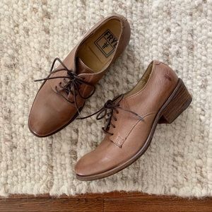 Frye Carson Oxford Leather Shoes In Cognac